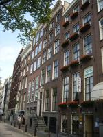ein großes Backsteingebäude an einer Stadtstraße in der Unterkunft Hotel Hoksbergen in Amsterdam