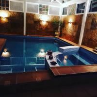 Bazén v ubytovaní Villa Rosa meravigliosa con piscina interna alebo v jeho blízkosti