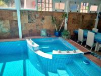 Bazén v ubytovaní Villa Rosa meravigliosa con piscina interna alebo v jeho blízkosti