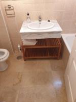 Koupelna v ubytování 3 bedrooms with pool & parking, close to sea and Gibraltar