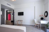 Televízia a/alebo spoločenská miestnosť v ubytovaní ALMYRA seafront residence