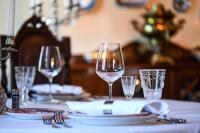 een tafel met wijnglazen en borden erop bij Quinta Lusitânia in Santa Comba Dão