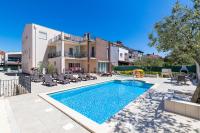Bazén v ubytovaní Apartments Villa Nina alebo v jeho blízkosti