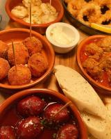 ウォリックにあるキングス ヘッド イン, ウォリックのミートボールとディップが添えられたボウルが置かれたテーブル