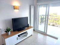 TV a/nebo společenská místnost v ubytování BRAVAHOLIDAYS-320-Condal