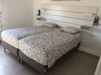 Łóżko lub łóżka w pokoju w obiekcie Casa Monroe op Oasis Tamarindo 1
