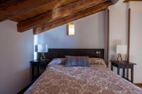 A bed or beds in a room at Apartamentos Top Medieval