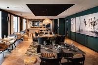 Un restaurante con mesas y sillas y un bar. en Novotel Lens Noyelles, en Noyelles-Godault