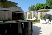 Patio lub wspólna przestrzeń na świeżym powietrzu w obiekcie Maison de vacances Lesconil à 500 m de la plage