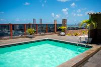 una piscina en la azotea de un edificio en Rede Andrade Plaza Recife, en Recife
