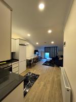 A kitchen or kitchenette at White House Apart