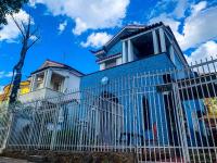 una casa azul con una valla delante en Home Center, en Belo Horizonte