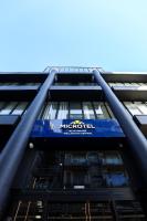 ウェリントンにあるMicrotel by Wyndham Wellingtonの横にマイクロソフトの看板がある建物