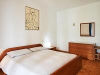 Łóżko lub łóżka w pokoju w obiekcie Apartment Punto Lago by Interhome