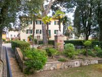 Vonkajšia záhrada v ubytovaní Holiday Home Giuggiolo - Giuggiolo 2 by Interhome