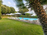 Bazén v ubytovaní Holiday Home Giuggiolo - Giuggiolo 2 by Interhome alebo v jeho blízkosti