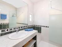 Koupelna v ubytování Holiday Home Trebol Blanco by Interhome