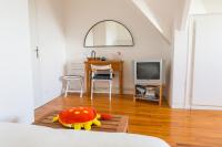 Televízia a/alebo spoločenská miestnosť v ubytovaní Treffiagat - Grande maison pour 9 - Jardin