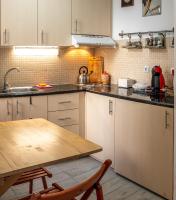 Kuchyňa alebo kuchynka v ubytovaní Great 35 sq m Studio on 1st floor in bohemian Psyri in Athens' historic center-In Vivo Apartments