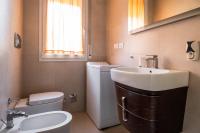 A bathroom at Bergonzoni Modern Apartment by Wonderful Italy