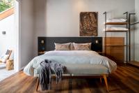 a bedroom with a large bed with a black headboard at Jangal das Araucárias Swan Design Hotel Canela in Canela