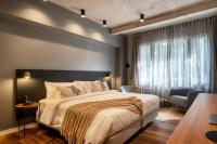 a bedroom with a bed and a chair and a window at Jangal das Araucárias Swan Design Hotel Canela in Canela