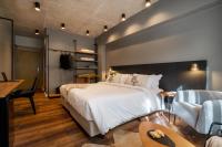a bedroom with a bed and a desk and a chair at Jangal das Araucárias Swan Design Hotel Canela in Canela