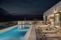 Bazén v ubytování Villa Coralis With Heated Pool nebo v jeho okolí