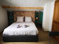 Łóżko lub łóżka w pokoju w obiekcie chambre d'hôtes nos racines (chez Muriel et Philippe)