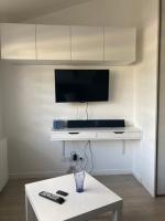 Telewizja i/lub zestaw kina domowego w obiekcie Studio tout équipé au calme