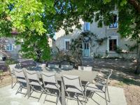 Ogród w obiekcie Gîte familial avec sauna, jacuzzi, jardin clos et équipements complets à Neulise - FR-1-496-260