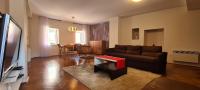 Televízia a/alebo spoločenská miestnosť v ubytovaní House Stone house Skor