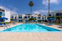 Bazén v ubytování Sea Breeze 1-BR Apt in Pyla nebo v jeho okolí