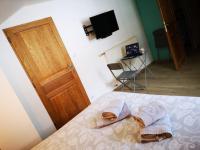 Telewizja i/lub zestaw kina domowego w obiekcie chambre d'hôtes nos racines (chez Muriel et Philippe)