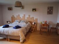 Łóżko lub łóżka w pokoju w obiekcie chambre d'hôtes nos racines (chez Muriel et Philippe)