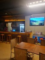 Un televizor și/sau centru de divertisment la Pousada Terraço Guarapari