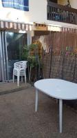 Patio alebo iná vonkajšia časť ubytovania Studio cabine climatisé rez de jardin plage 150m Boucanet