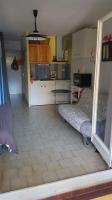 Kuchyňa alebo kuchynka v ubytovaní Studio cabine climatisé rez de jardin plage 150m Boucanet