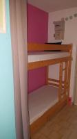 Poschodová posteľ alebo postele v izbe v ubytovaní Studio cabine climatisé rez de jardin plage 150m Boucanet