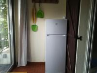 Kuchyňa alebo kuchynka v ubytovaní Studio cabine climatisé rez de jardin plage 150m Boucanet