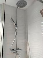 Kúpeľňa v ubytovaní Studio cabine climatisé rez de jardin plage 150m Boucanet