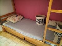 Posteľ alebo postele v izbe v ubytovaní Studio cabine climatisé rez de jardin plage 150m Boucanet