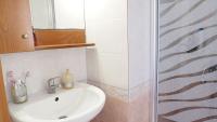 Kúpeľňa v ubytovaní Yades elegant villa 2 minutes away from the beach