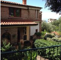 A garden outside Il Vicolo Palinuro