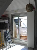 a room with a window with a ladder next to it at Le studio du dolmen à Plouharnel in Plouharnel