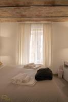 A bed or beds in a room at ALLA QUERCIA - CENTRO STORICO
