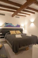 A bed or beds in a room at ALLA QUERCIA - CENTRO STORICO
