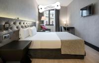 A bed or beds in a room at Ilunion Bel-Art
