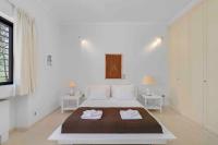 A bed or beds in a room at Black Diamond Beachfront Pool Villa Pasithea in Sounio, Athens