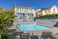 una piscina frente a una casa en The Devon Court, en Torquay